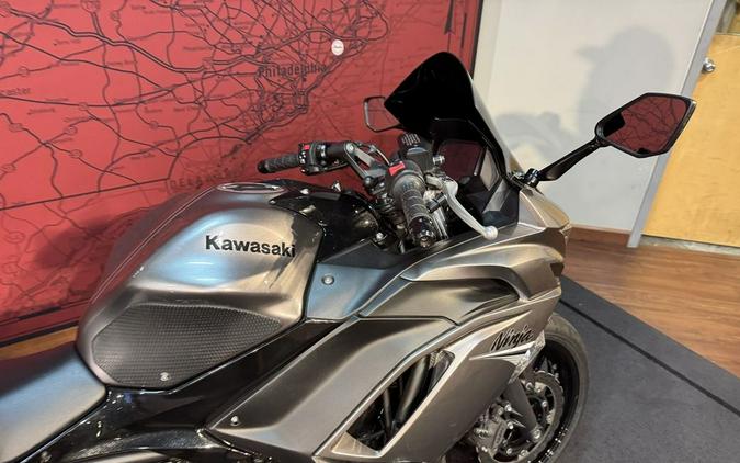2021 Kawasaki Ninja® 650 ABS Metallic Graphite Gray/Metallic Spark Black