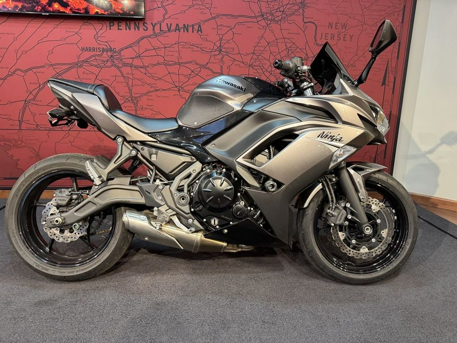 2021 Kawasaki Ninja® 650 ABS Metallic Graphite Gray/Metallic Spark Black