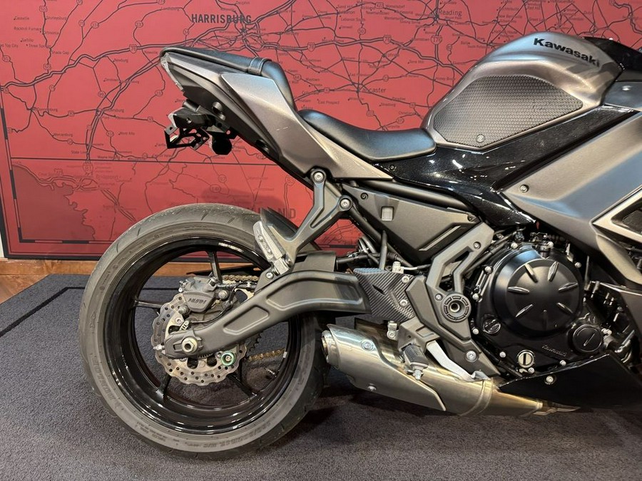 2021 Kawasaki Ninja® 650 ABS Metallic Graphite Gray/Metallic Spark Black