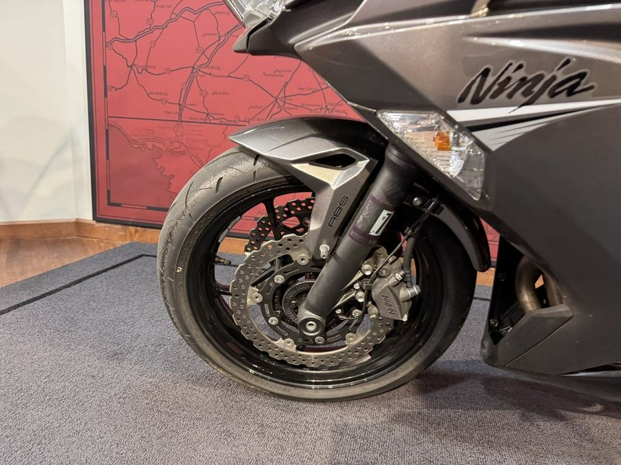 2021 Kawasaki Ninja® 650 ABS Metallic Graphite Gray/Metallic Spark Black