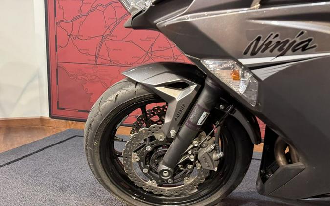 2021 Kawasaki Ninja® 650 ABS Metallic Graphite Gray/Metallic Spark Black