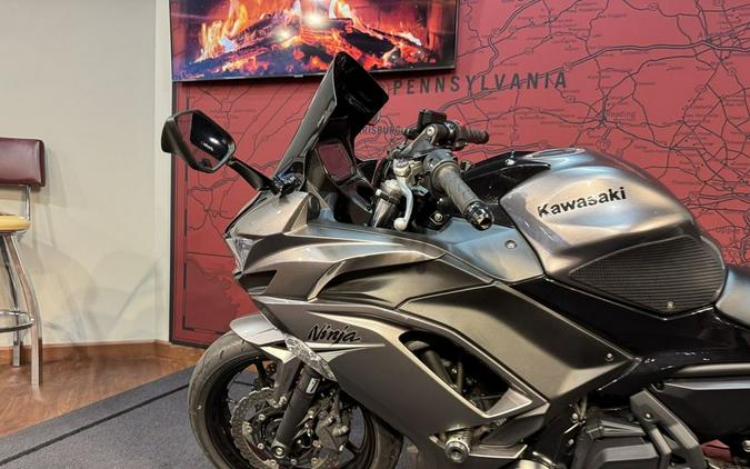 2021 Kawasaki Ninja® 650 ABS Metallic Graphite Gray/Metallic Spark Black