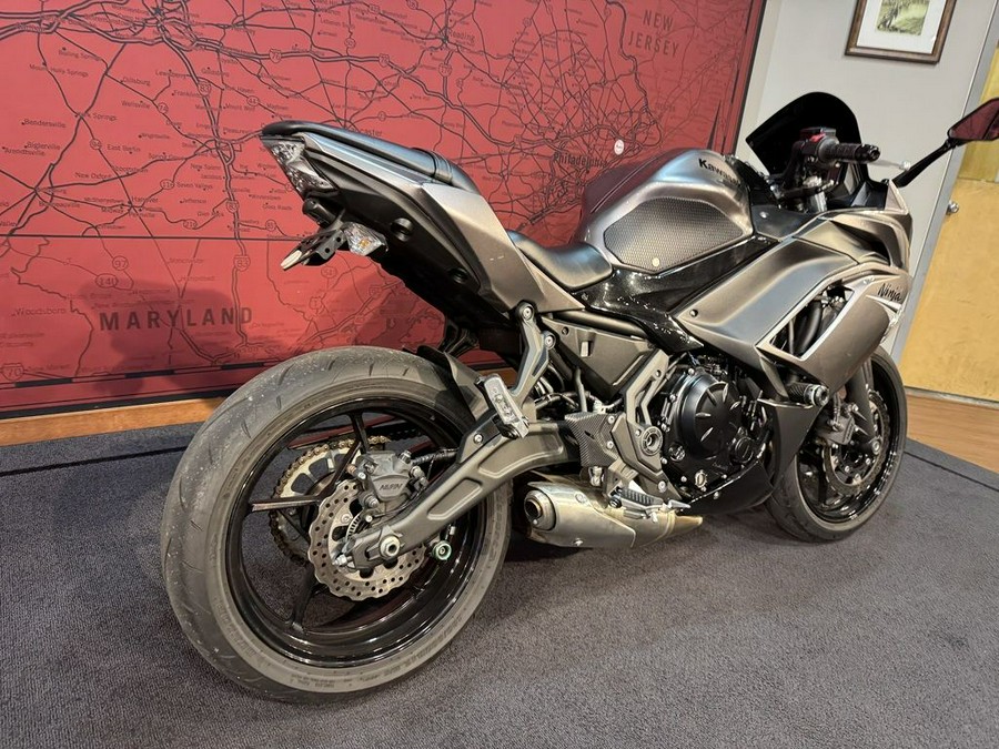 2021 Kawasaki Ninja® 650 ABS Metallic Graphite Gray/Metallic Spark Black