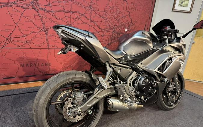 2021 Kawasaki Ninja® 650 ABS Metallic Graphite Gray/Metallic Spark Black