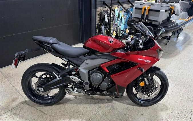 2025 Triumph Daytona 660 Snowdonia White/Sapphire Black