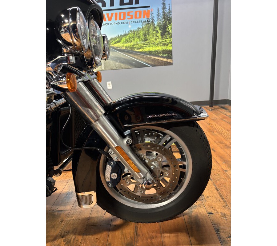 2024 Harley-Davidson® Tri Glide™ Ultra VIVID BLACK W/ PINSTRIPE