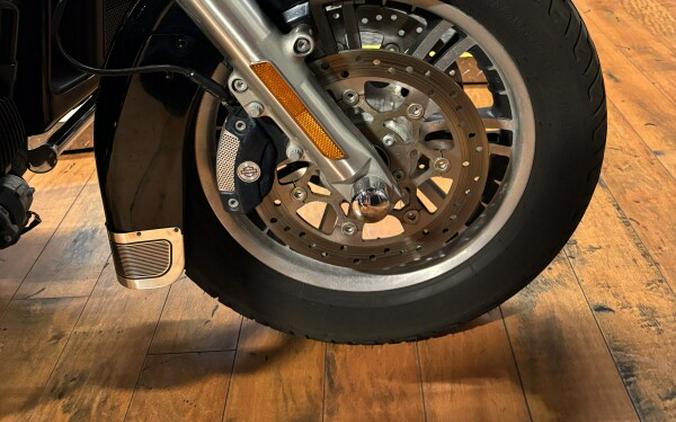 2024 Harley-Davidson® Tri Glide™ Ultra VIVID BLACK W/ PINSTRIPE