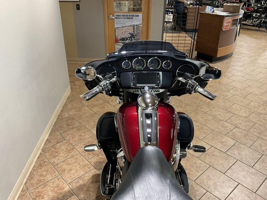 2017 Harley-Davidson® Tri Glide® Ultra Two-Tone Mysterious Red Sunglo/Velocity Red Sunglo FLHTCUTG