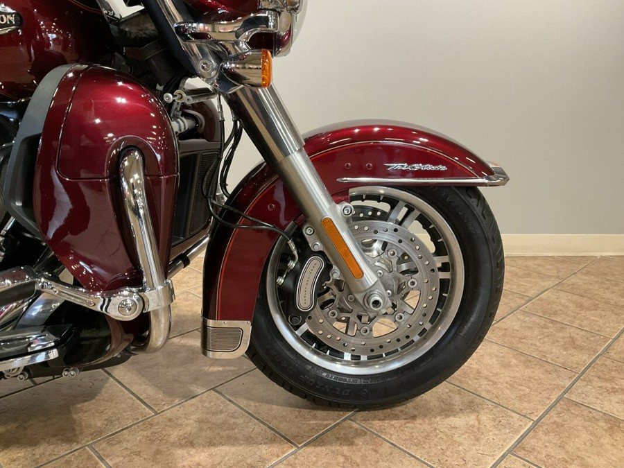 2017 Harley-Davidson® Tri Glide® Ultra Two-Tone Mysterious Red Sunglo/Velocity Red Sunglo FLHTCUTG