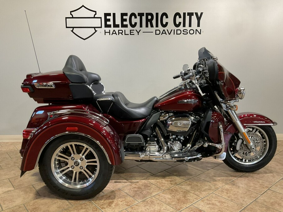 2017 Harley-Davidson® Tri Glide® Ultra Two-Tone Mysterious Red Sunglo/Velocity Red Sunglo FLHTCUTG