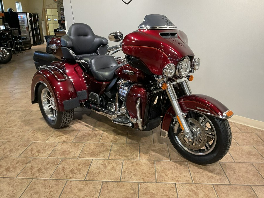 2017 Harley-Davidson® Tri Glide® Ultra Two-Tone Mysterious Red Sunglo/Velocity Red Sunglo FLHTCUTG
