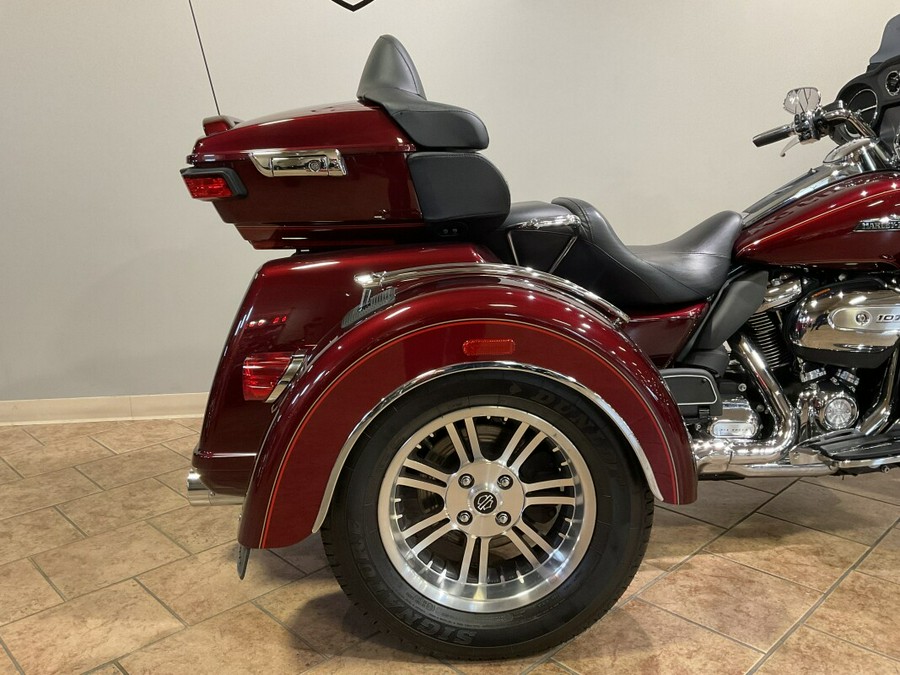 2017 Harley-Davidson® Tri Glide® Ultra Two-Tone Mysterious Red Sunglo/Velocity Red Sunglo FLHTCUTG