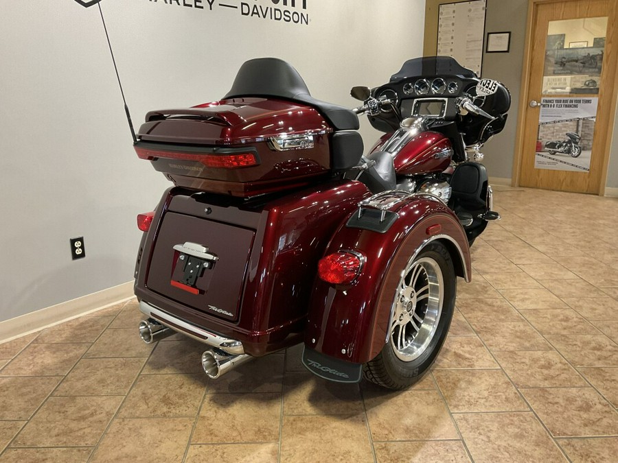 2017 Harley-Davidson® Tri Glide® Ultra Two-Tone Mysterious Red Sunglo/Velocity Red Sunglo FLHTCUTG
