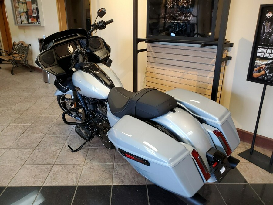 2024 Harley-Davidson Road Glide™ Atlas Silver Metallic - Black Finish