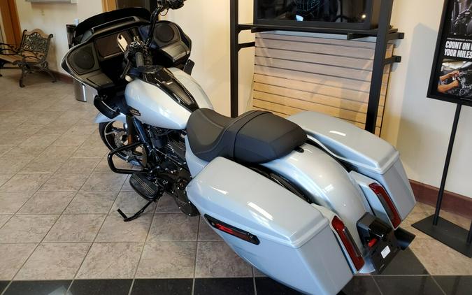 2024 Harley-Davidson Road Glide™ Atlas Silver Metallic - Black Finish