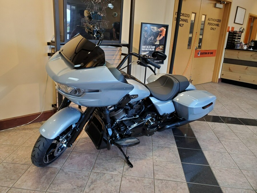 2024 Harley-Davidson Road Glide™ Atlas Silver Metallic - Black Finish