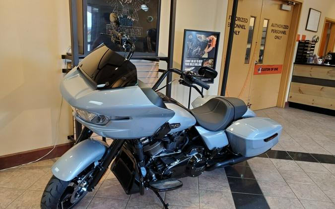 2024 Harley-Davidson Road Glide™ Atlas Silver Metallic - Black Finish