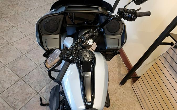 2024 Harley-Davidson Road Glide™ Atlas Silver Metallic - Black Finish