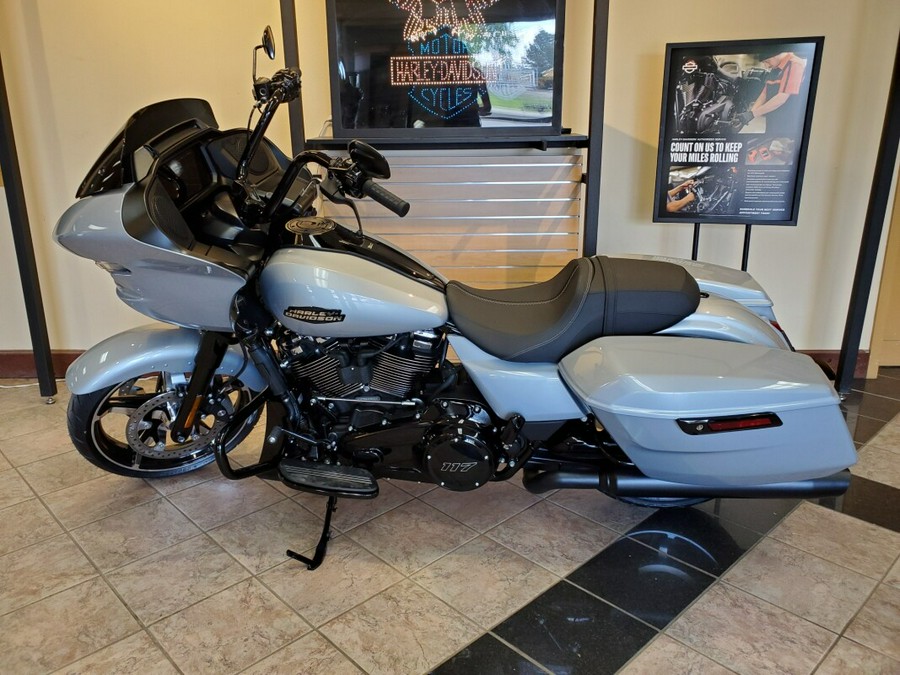 2024 Harley-Davidson Road Glide™ Atlas Silver Metallic - Black Finish