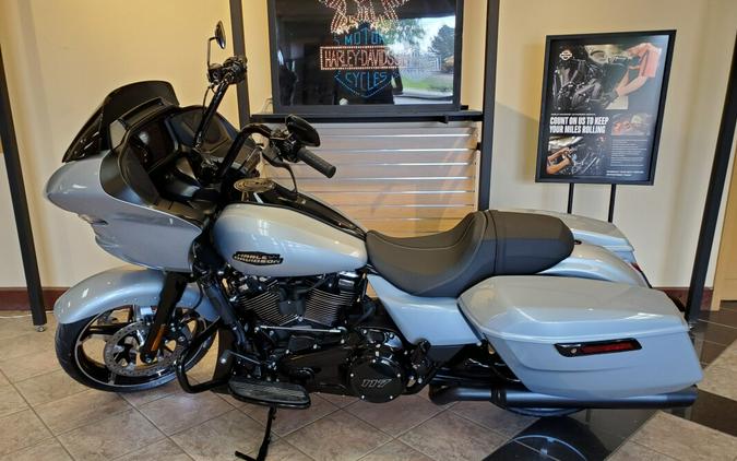 2024 Harley-Davidson Road Glide™ Atlas Silver Metallic - Black Finish