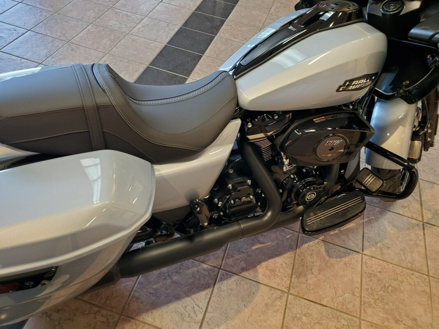 2024 Harley-Davidson Road Glide™ Atlas Silver Metallic - Black Finish