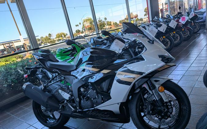 2026 Kawasaki NINJA ZX-6R ABS CA Pearl Robotic White/Metallic Spark Black - 050009