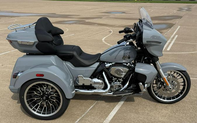 2026 Harley-Davidson® Street Glide 3 Limited Dark Billiard Gray Chrome Trim