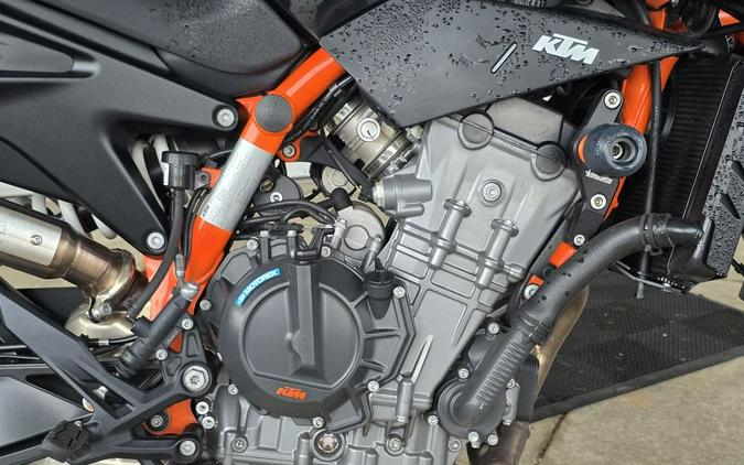 2022 KTM Duke 890 R