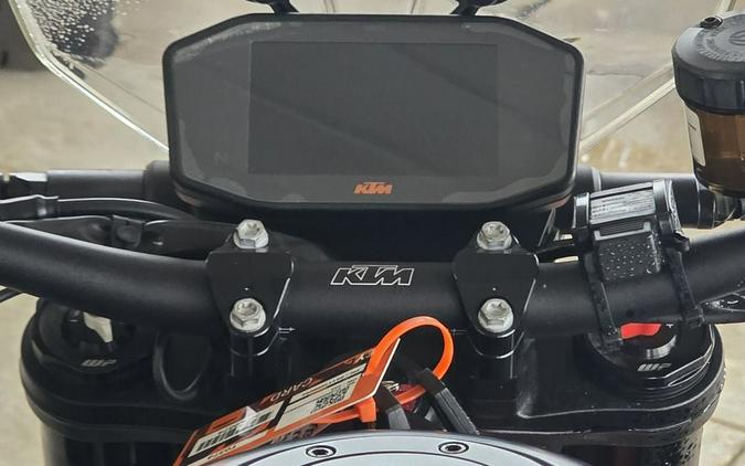2022 KTM Duke 890 R