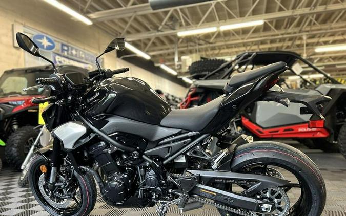 2025 Kawasaki Z900 ABS Metallic Spark Black/Metallic Carbon Gray