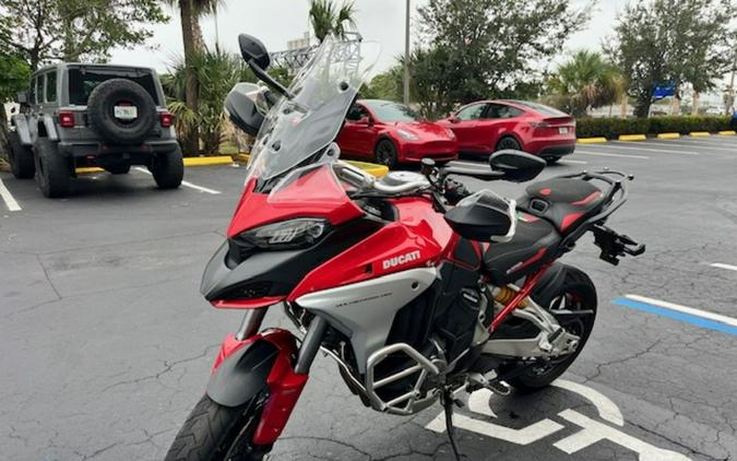 2022 Ducati Multistrada V4S Ducati Red / Alloy Wheels