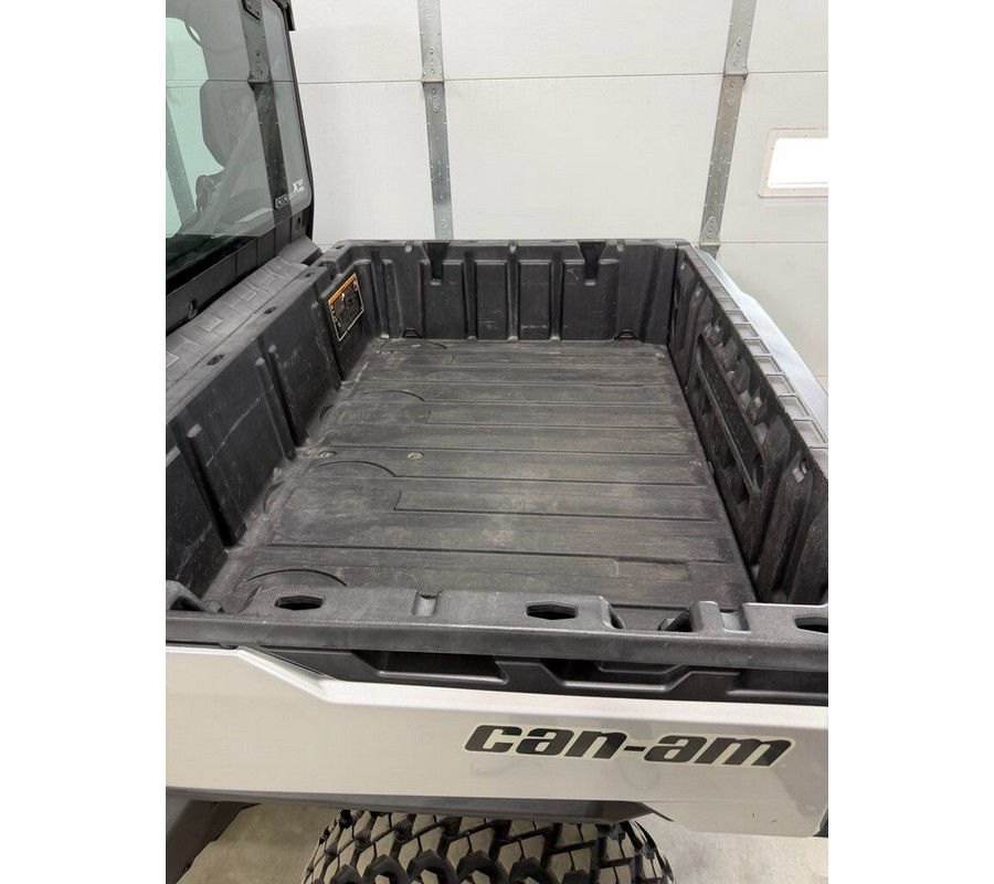 2020 Can-Am® 2020 Defender XT Cab/Heat HD8
