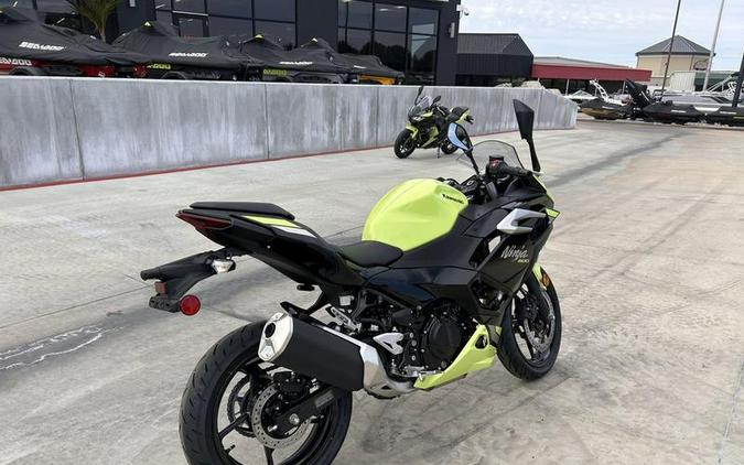 2026 Kawasaki Ninja® 500 ABS Metallic Yellowish Green/Ebony