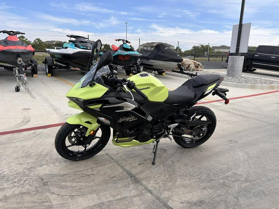 2026 Kawasaki Ninja® 500 ABS Metallic Yellowish Green/Ebony