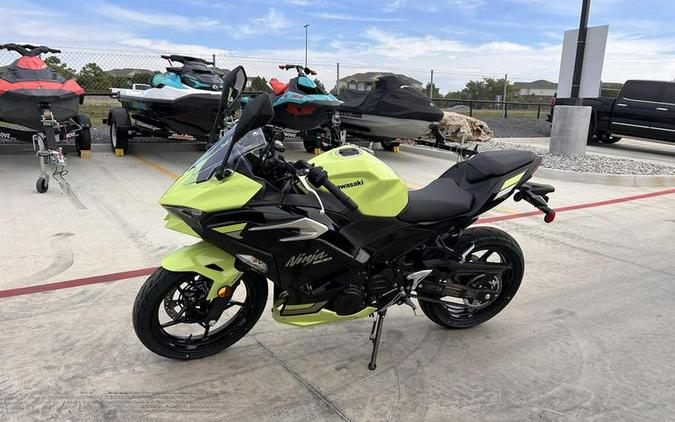 2026 Kawasaki Ninja® 500 ABS Metallic Yellowish Green/Ebony