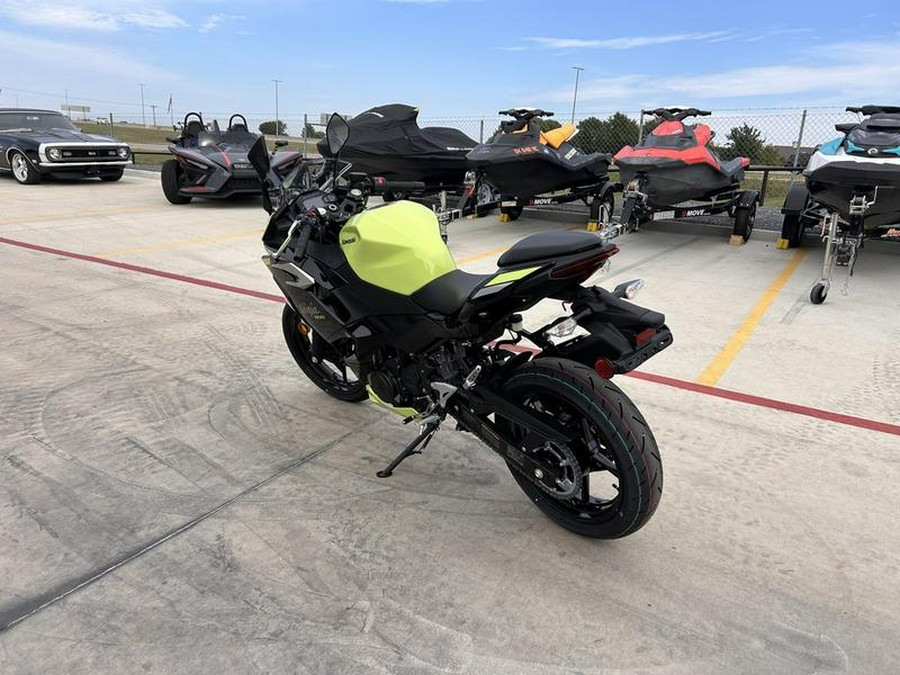 2026 Kawasaki Ninja® 500 ABS Metallic Yellowish Green/Ebony