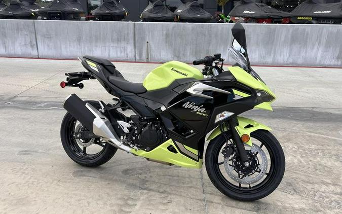 2026 Kawasaki Ninja® 500 ABS Metallic Yellowish Green/Ebony