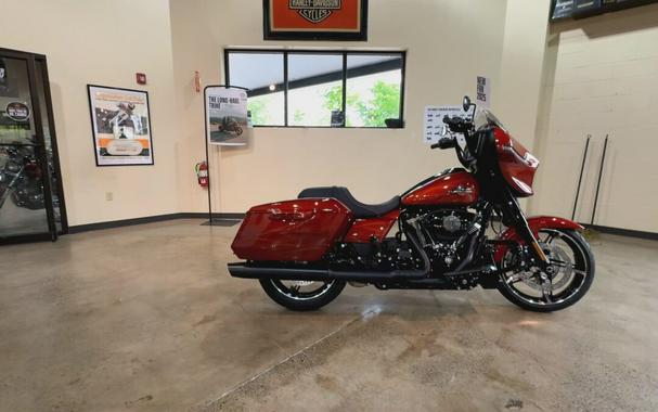 2025 Harley-Davidson Street Glide® Whiskey Firestorm - Black Finish