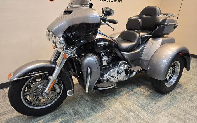 2016 Harley-Davidson® Tri Glide® Ultra Two-Tone Billet Silver/Vivid Black FLHTCUTG