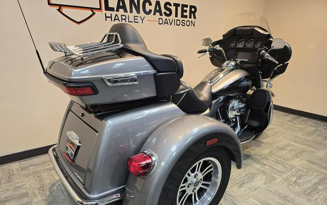 2016 Harley-Davidson® Tri Glide® Ultra Two-Tone Billet Silver/Vivid Black FLHTCUTG