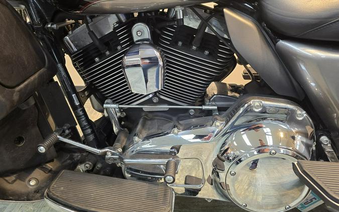 2016 Harley-Davidson® Tri Glide® Ultra Two-Tone Billet Silver/Vivid Black FLHTCUTG