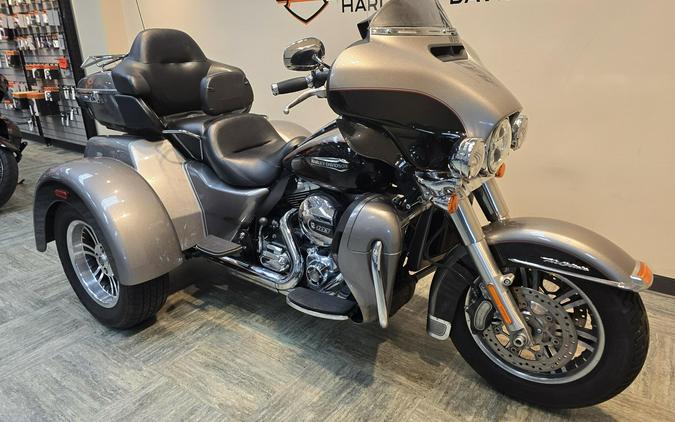 2016 Harley-Davidson® Tri Glide® Ultra Two-Tone Billet Silver/Vivid Black FLHTCUTG