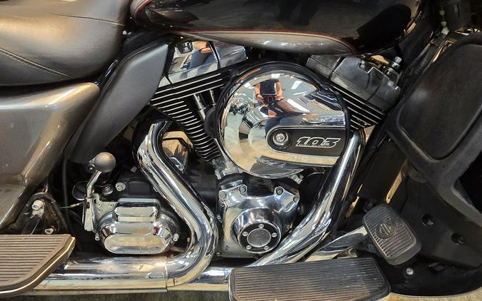 2016 Harley-Davidson® Tri Glide® Ultra Two-Tone Billet Silver/Vivid Black FLHTCUTG