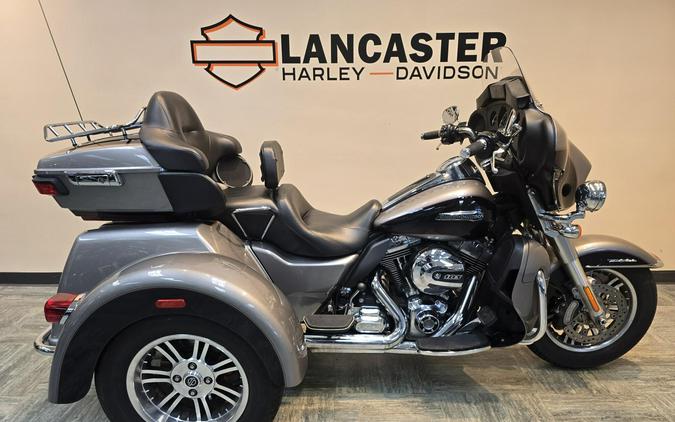 2016 Harley-Davidson® Tri Glide® Ultra Two-Tone Billet Silver/Vivid Black FLHTCUTG