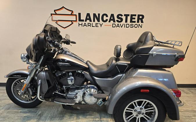 2016 Harley-Davidson® Tri Glide® Ultra Two-Tone Billet Silver/Vivid Black FLHTCUTG
