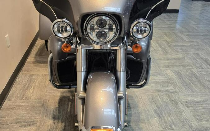 2016 Harley-Davidson® Tri Glide® Ultra Two-Tone Billet Silver/Vivid Black FLHTCUTG