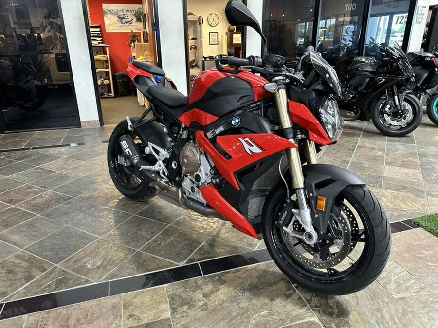 2022 BMW S 1000 R Racing Red