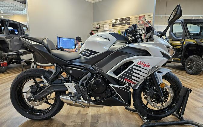 2026 Kawasaki Ninja 650 ABS Metallic Matte Whitish Silver/Metallic Flat Spark Black - 109487