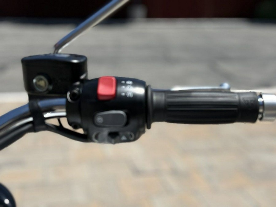 2025 Triumph Bonneville Speedmaster Snowdonia / Cranberry Red