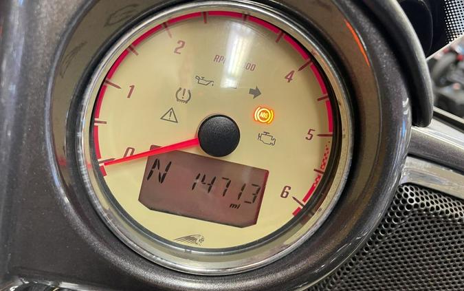 2017 Indian Motorcycle® Roadmaster® Steel Gray Over Thunder Black